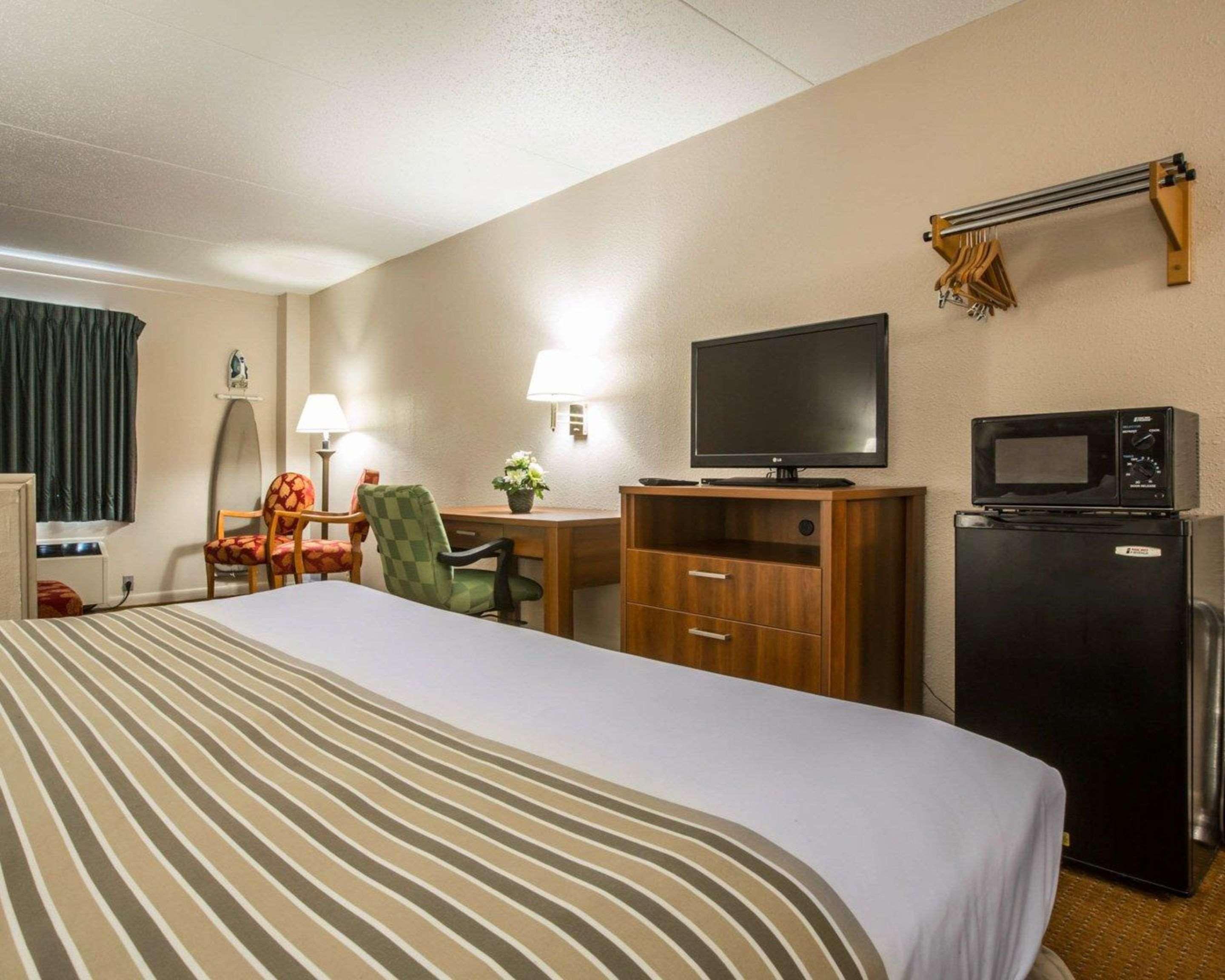 Econo Lodge Inn & Suites At Fort Moore Калъмбъс Екстериор снимка
