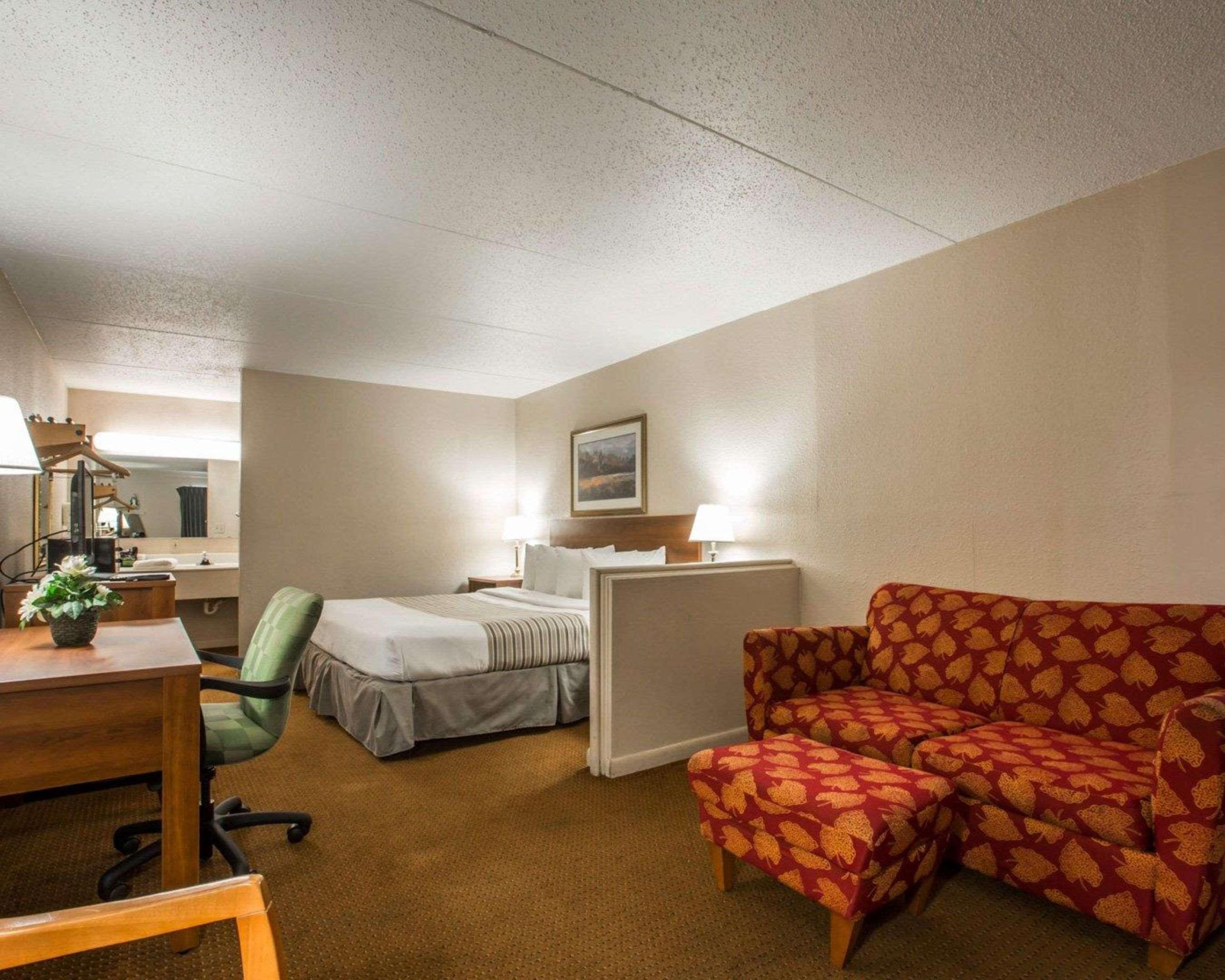 Econo Lodge Inn & Suites At Fort Moore Калъмбъс Екстериор снимка